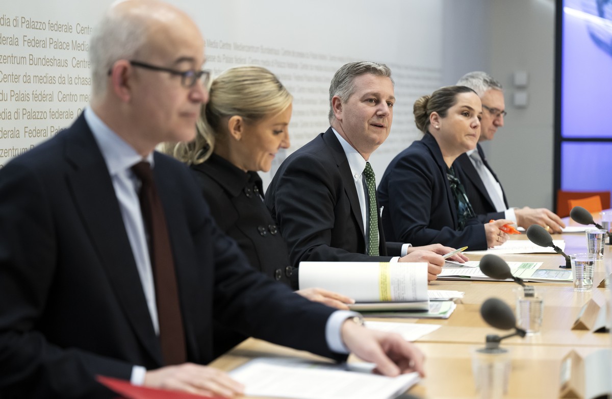 Staenderat und Praesident SVP Schweiz Marco Chiesa (TI), Mitte, spricht an der Seite von Nationalrat Gregor Rutz (ZH), Nationalraetin und Vizepraesidentin.SVP Schweiz Celine Amaudruz (GE), Nationalrae ...