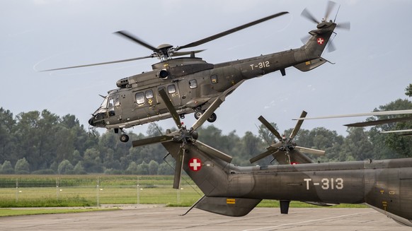 Drei Transporthelikopter 06 (TH06) der Schweizer Armee, besser bekannt als Super Puma, starten auf dem Airport Locarno in Richtung Griechenland, am Samstag, 7. August 2021. Die Schweiz unterstuetzt mi ...