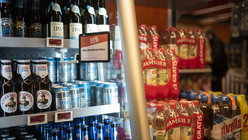 ARCHIVBILD ZUR MELDUNG, DASS DIE MIGROS ALKOHOLFREI BLEIBT --- Zahlreiche alkoholfreie Biersorten stehen zu reduziertem Preis zum Verkauf bereit, neben den traditionellen alkoholfreien Suessgetraenken ...