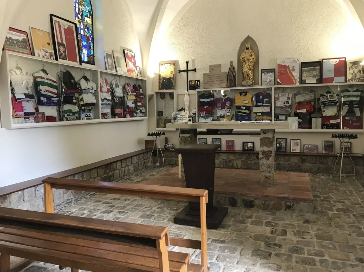 La chapelle abrite un véritable petit musée du rugby.