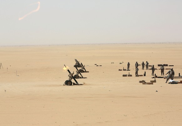 Saudische Truppen positionieren sich mit Artillerie an der Grenze zum Jemen.