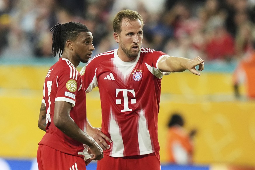 Bayern Munich&#039;s Harry Kane, right, gestures as he talks with teammate Michael Olise during the Club World Cup Group C soccer match between Bayern Munich and Boca Juniors in Miami Gardens, Fla., F ...