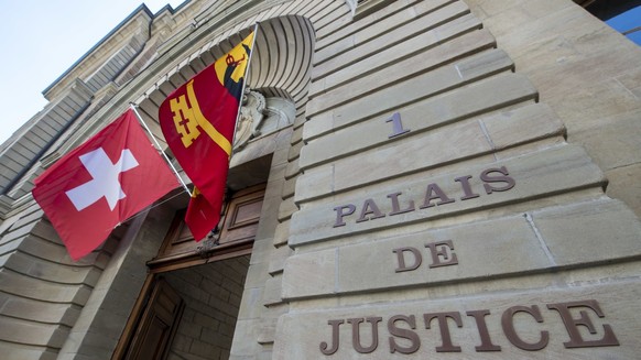 Vue de la porte d&#039;entree du Palais de Justice avec ces deux drapeaux le Suisse et le genevois, photographie, ce jeudi 2 juillet 2020 a Geneve. Le Palais de Justice ou se trouvent le Tribunal de p ...