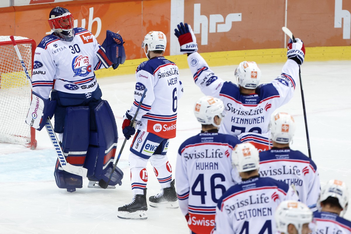 Torhueter Simon Hrubec (ZSC) jubelt nach dem Sieg im Penaltyschiesen mit seinen Teamkollegen im Eishockey Meisterschaftsspiel der National League zwischen dem SC Bern und den ZSC Lions, am Samstag, 21 ...