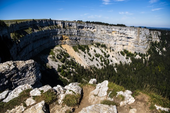 Une vue generale du site du Creux-du-Van le samedi 8 aout 2020 pres de la ferme Le Soliat entre les communes de Gorgier et du Val-de-Travers. Le Creux-du-Van est un cirque rocheux d&#039;environ 1&#03 ...