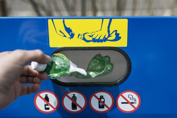 ZUR MELDUNG, DASS SCHWEIZER KONSUMENTEN IM VERGANGENEN JAHR MEHR ALS 1,3 MILLIARDEN PET-FLASCHEN GESAMMELT HABEN, STELLEN WIR IHNEN AM DONNERSTAG 24. MAERZ 2016 FOLGENDES ARCHIVBILD ZUR VERFUEGUNG. - ...