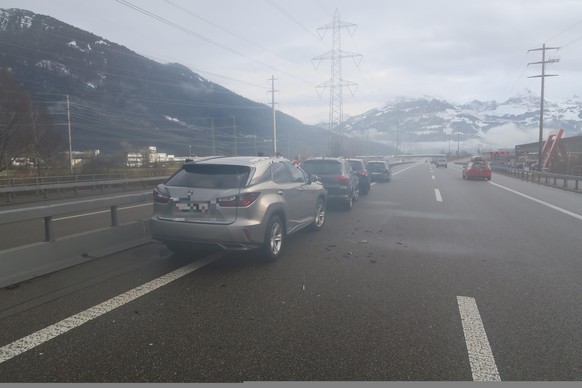 Mehrere Fahrzeuge krachten auf der A3 ineinander.