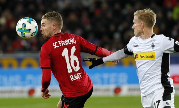 epa06385765 Freiburg&#039;s Yoric Ravet (L) in action against Moenchengladbach&#039;s Oscar Wendt (R) during the German Bundesliga soccer match between SC Freiburg and Borussia Moenchengladbach in Fre ...