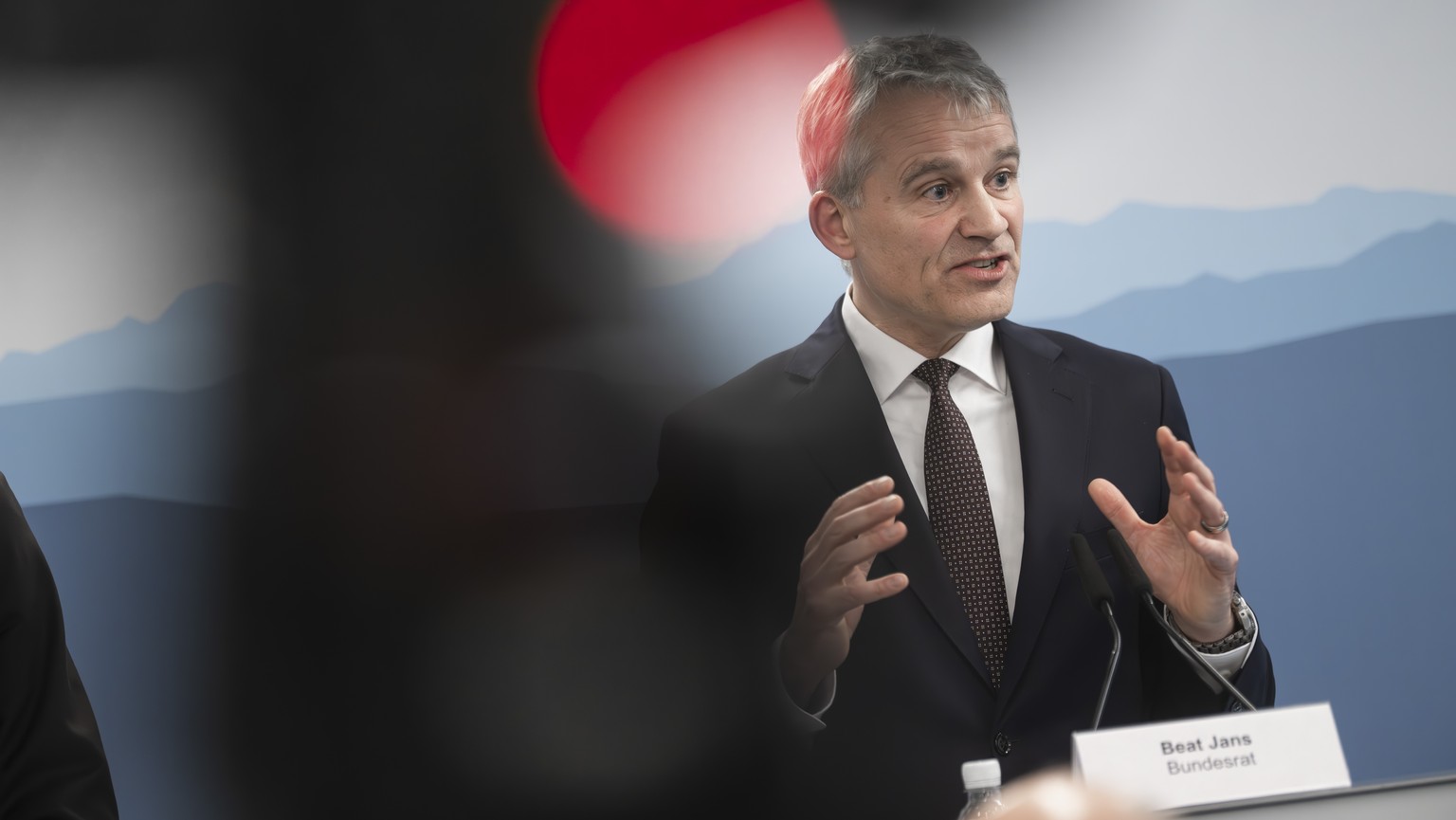 Bundesrat Beat Jans spricht an einer Medienkonferenz waehrend seinem Besuch im Bundesasylzentrum Chiasso, am Dienstag, 19. Februar 2024 in Chiasso. (KEYSTONE/Ti-Press/PABLO GIANINAZZI)