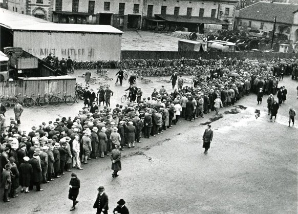 Schlange von Arbeitslosen im Hof des Arbeitsamtes Hannover, Mai 1932.
https://www.dhm.de/lemo/bestand/objekt/arbeitslosenschlange-1930