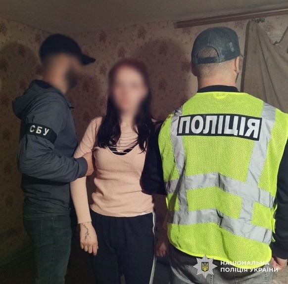 https://npu.gov.ua/news/na-zhytomyrshchyni-politsiia-zatrymala-17-richnu-pidozriuvanu-u-vbyvstvi-viiskovosluzhbovtsia-na-zamovlennia-spetssluzhb-rf
t-online: «17-Jährige soll Soldaten im Auftrag Russl ...