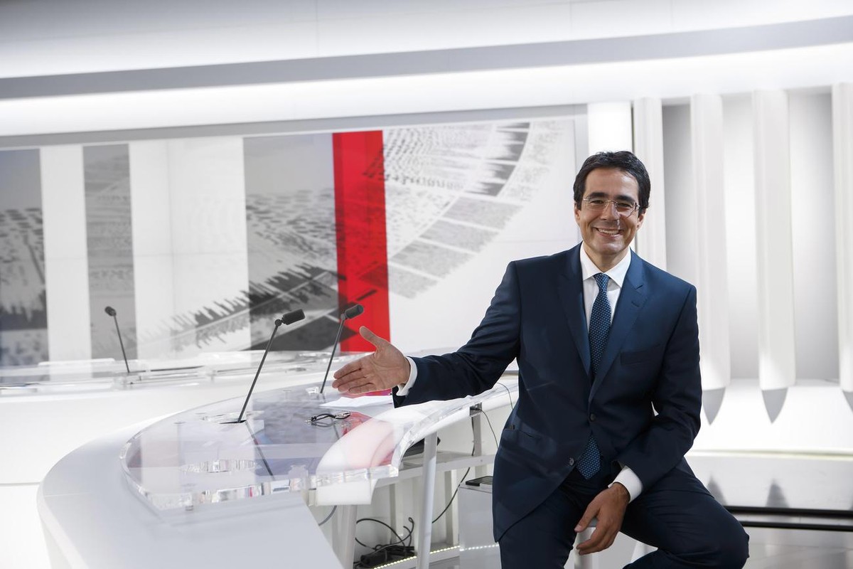 Le journaliste Darius Rochebin, presentateur vedette du Telejournal de la RTS (Radio Television Suisse), pose dans le nouveau studio HD de l'Actualite TV (telejournal) de la Radio Television Suis ...
