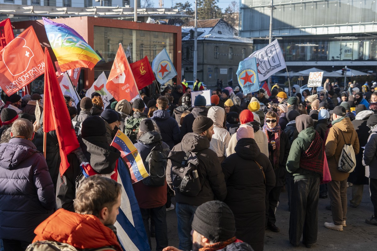 Menschen demonstrieren gegen die US Intervention in Venezuela am Sonntag, 4. Januar 2026 in Bern. Die USA haben am 3. Januar 2026 eine großangelegte militaerische Operation gestartet, bei der sie Luft ...