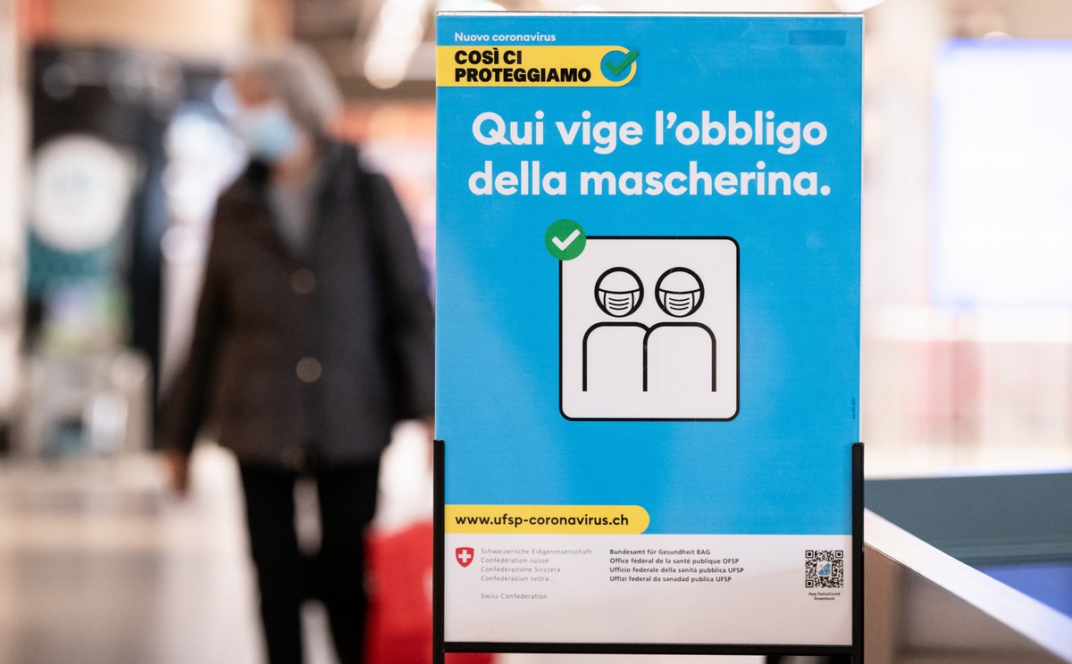 Kunden tragen Masken zur Eindaemmung der Ausbreitung des Coronavirus im Einkaufszentrum Breggia in Balerna am Freitag, 9. Oktober 2020. Das Tessin f
