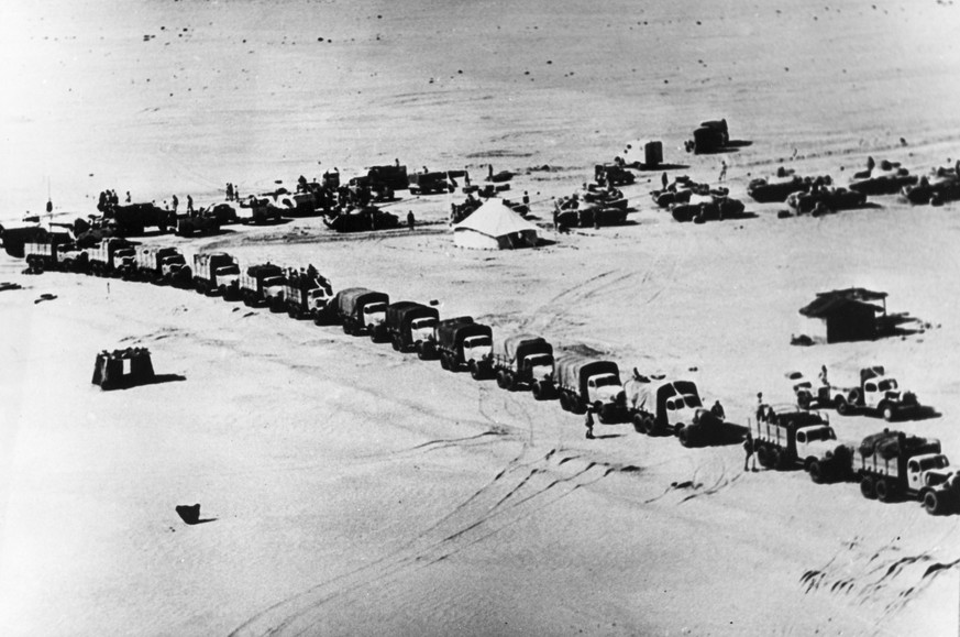 Einheiten der Streitkraefte der Vereinigten Arabischen Republik, Aegypten und Syrien sind unterwegs um an der Grenze in Sinai Stellung zu beziehen, am 25. Mai 1967, vor dem Sechstagekrieg. Der Sechsta ...