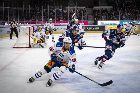 Andreas Wingerli (EVZ, #40), kaempft um den Puck im Spiel der Eishockey National League zwischen den ZSC Lions und dem EV Zug am Freitag, 17. Oktober 2025 in der Swiss Life Arena in Zuerich. (KEYSTONE ...