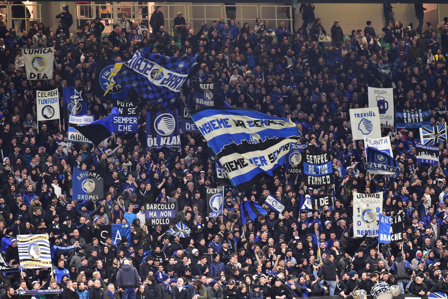 epa08229051 Atalanta&#039;s supporters during the UEFA Champions League round of 16 soccer first leg match Atalanta BC vs Valencia CF at the Giuseppe Meazza stadium in Milan, Italy, 19 February 2020.  ...