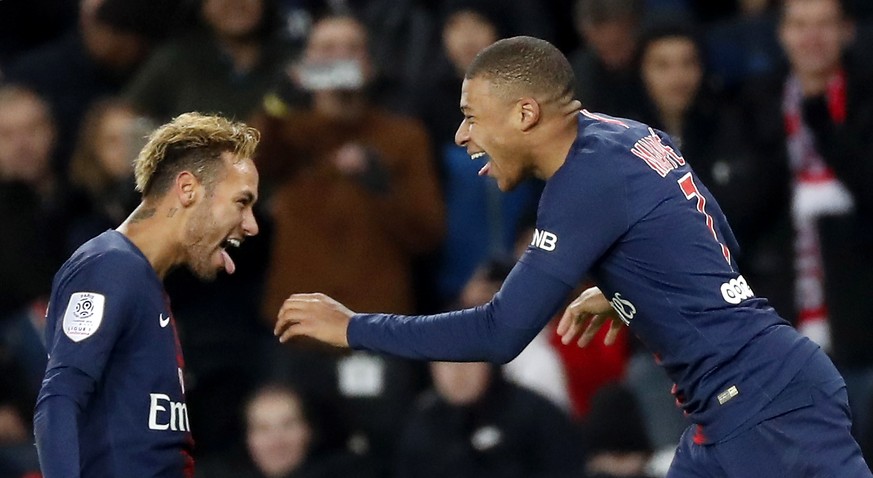 epa07137781 Paris Saint Germain&#039;s Kylian Mbappe (R) celebrates with teammate Neymar Jr during the French Ligue 1 soccer match between Paris Saint-Germain (PSG) and Lille (LOSC) in Paris, France,  ...