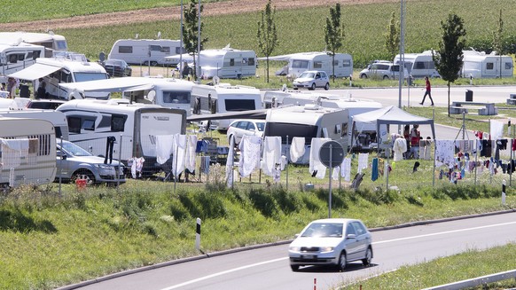 ARCHIV - ZUM POLIZEIBERICHT ZU DEN FAHRENDEN IN DER SCHWEIZ, AM DIENSTAG, 31. OKTOBER 2017, ERHALTEN SIE FOLGENDE ARCHIVBILDER ----- Die Wohnwagen mit auslaendischen Kennzeichen stehen auf einer Wiese ...