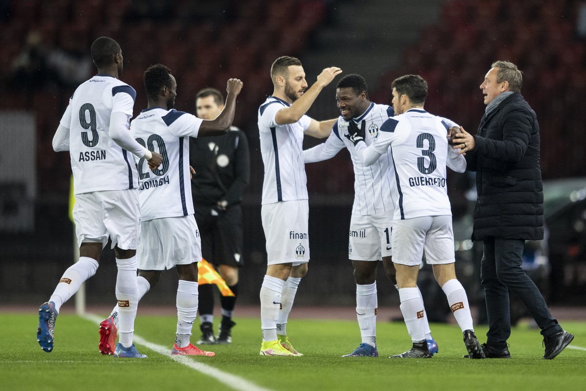Die Zuercher jubeln im Fussball Meisterschaftsspiel der Super League zwischen dem FC Zuerich und dem FC Luzern im Letzigrund, am Samstag, 4. Dezember 2021 in Zuerich. (KEYSTONE/Ennio Leanza)