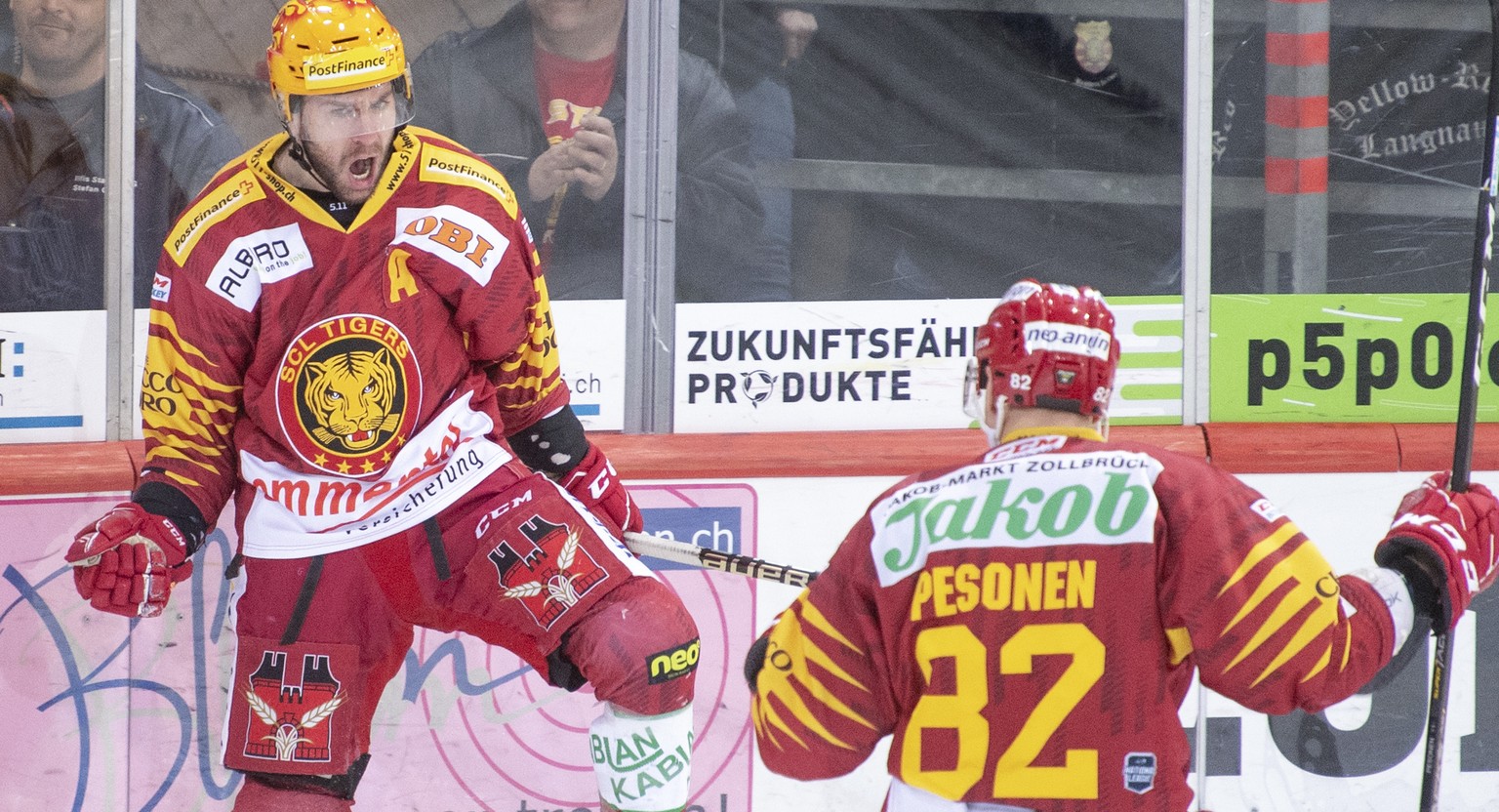 Tigers Topscorer Chris DiDomenico, links, und Tigers Harry Pesonen, rechts, jubeln beim 1:0, waehrend dem sechsten Playoff Viertelfinalspiel der National League zwischen den SCL Tigers und dem HC Laus ...