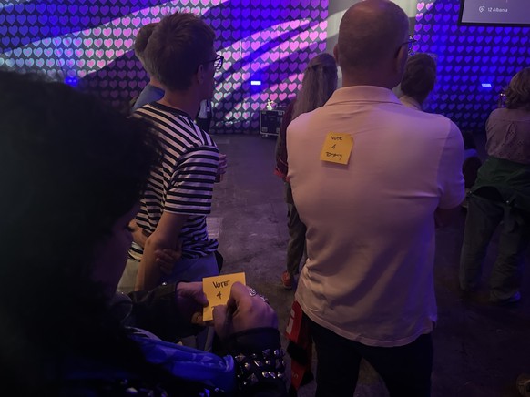 Guerilla-Aktion von Tommy-Cash-Fans (Estland) am Public Viewing des 1. ESC-Halbfinals am 13. Mai 2025
