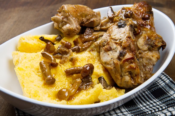 polenta con coniglio al umido hase ragout ticino tessin