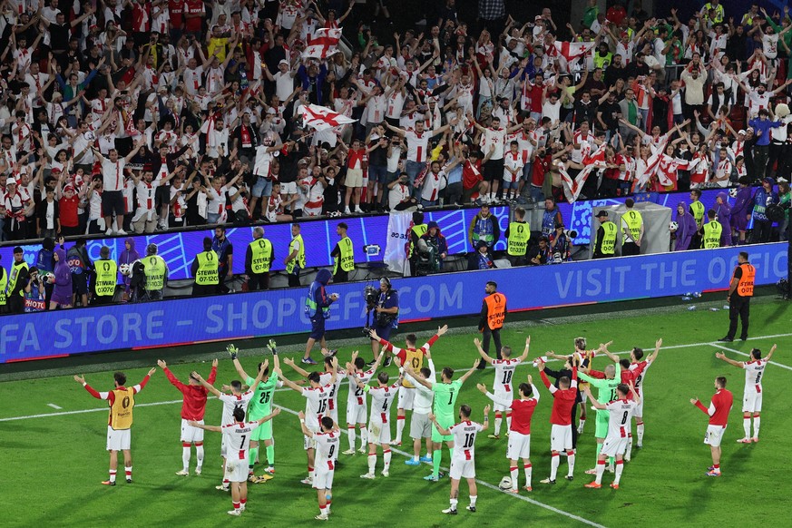 epa11448971 Players of Georgia greet their supporters after losing the UEFA EURO 2024 Round of 16 soccer match between Spain and Georgia, in Cologne, Germany, 30 June 2024. EPA/MOHAMED MESSARA