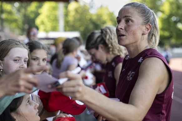 Ana-Maria Crnogorcevic gibt ihren Fans Autogramme im Anschluss an das letzte oeffentliche Training der Schweizer Frauen Fussball Nationalmannschaft vor der UEFA Women&#039;s EURO 2025, am Sonntag, 29. ...