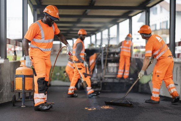 KEYPIX - Arbeiter teeren die neuerstellte Unterfuehrung zu den Gleisen, im Zug der Abschlussarbeiten auf der Baustelle am Bahnhof Schmitten, am Mittwoch, 20. August 2025 in Schmitten. Waehrend 8 Woche ...