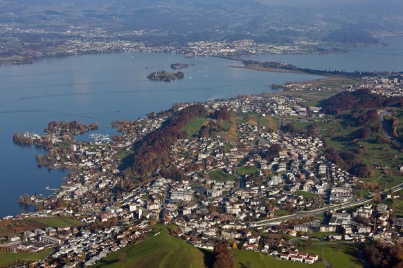 Die Ortschaften Wollerau, Baech, Freienbach, Feusisberg und Pfaeffikon im Kanton Schwyz und Rapperswil im Kanton St. Gallen, aufgenommen am 5. November 2010.