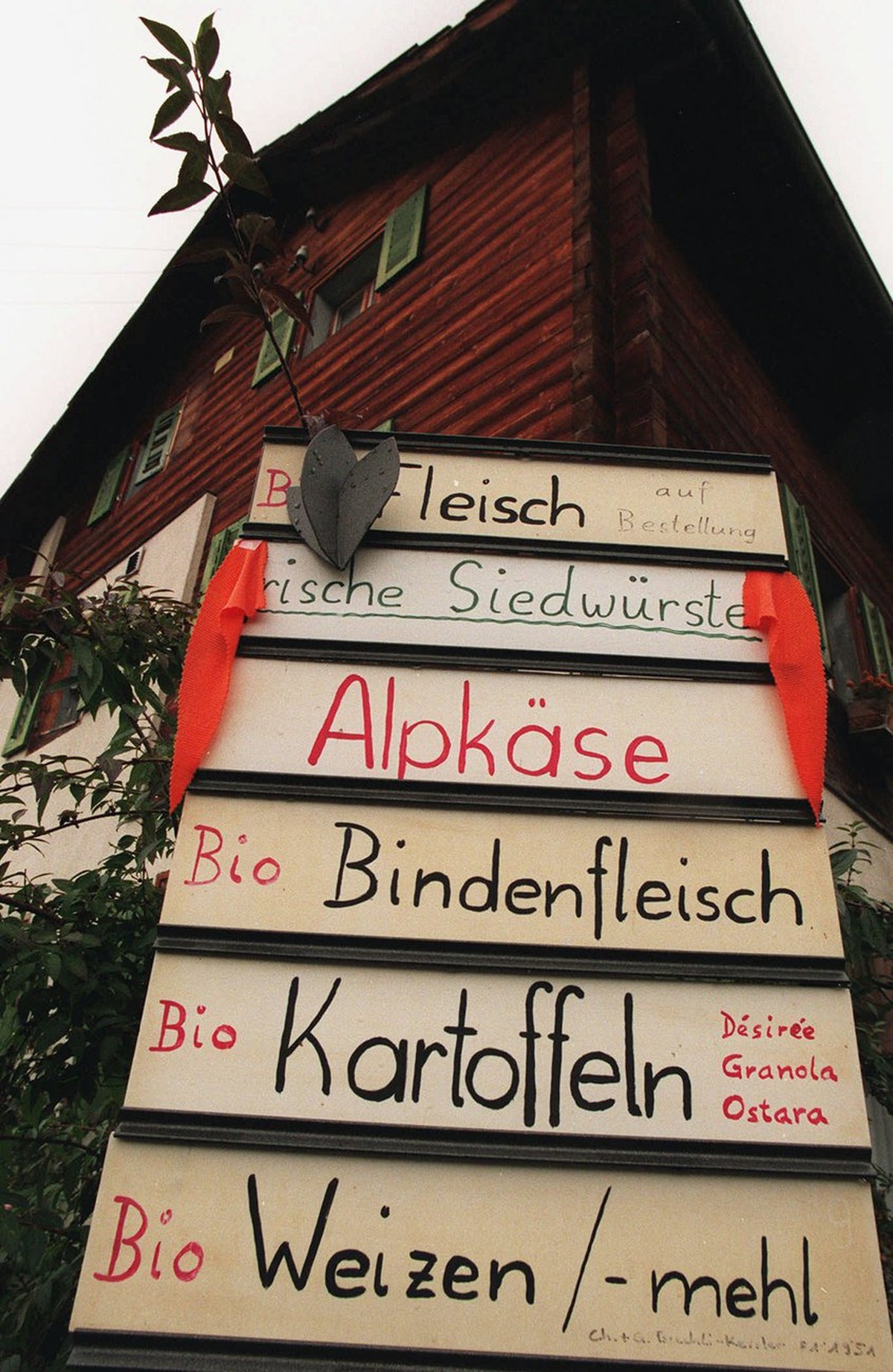 Mit einer Tafel vor einem Bauernhof in Scharans (GR) wird auf den Verkauf von Bio-Produkten aufmerksam gemacht (Aufnahme Oktober 1996). Der biologische Landbau waechst weiter. Gemaess Angaben der Orga ...