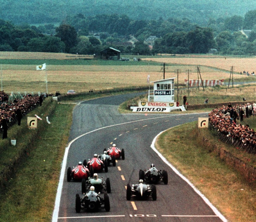The Ferrari D246 of Phil Hill (USA) leads Jack Brabham (AUS) Cooper Climax T53, and the two Ferrari D246 of Wolfgang von Trips (GER) and Willy Mairesse (BEL) into the first corner after the start. Fre ...