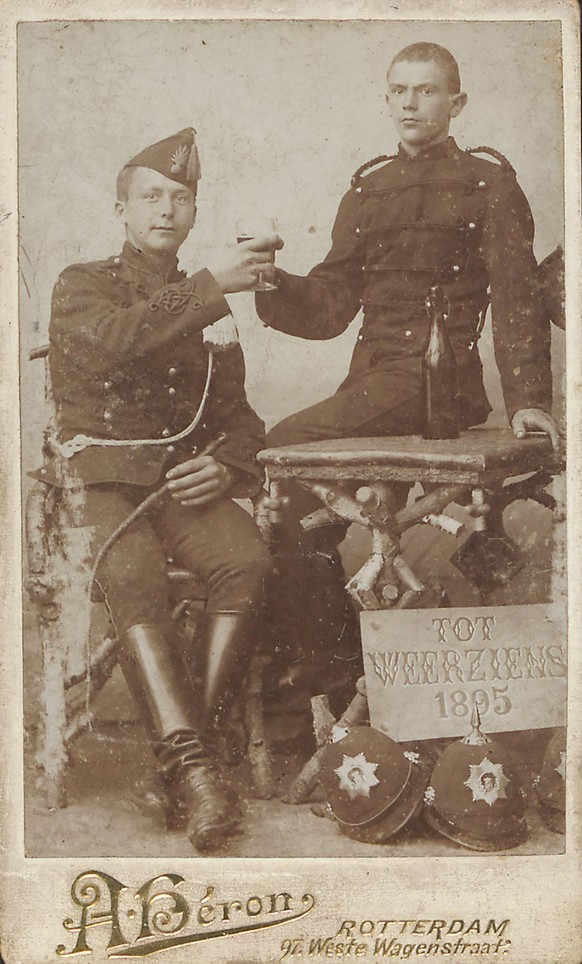 Zwei Soldaten verewigen ihre Abreise in die niederländischen Kolonien auf einer Porträtkarte, 1895.