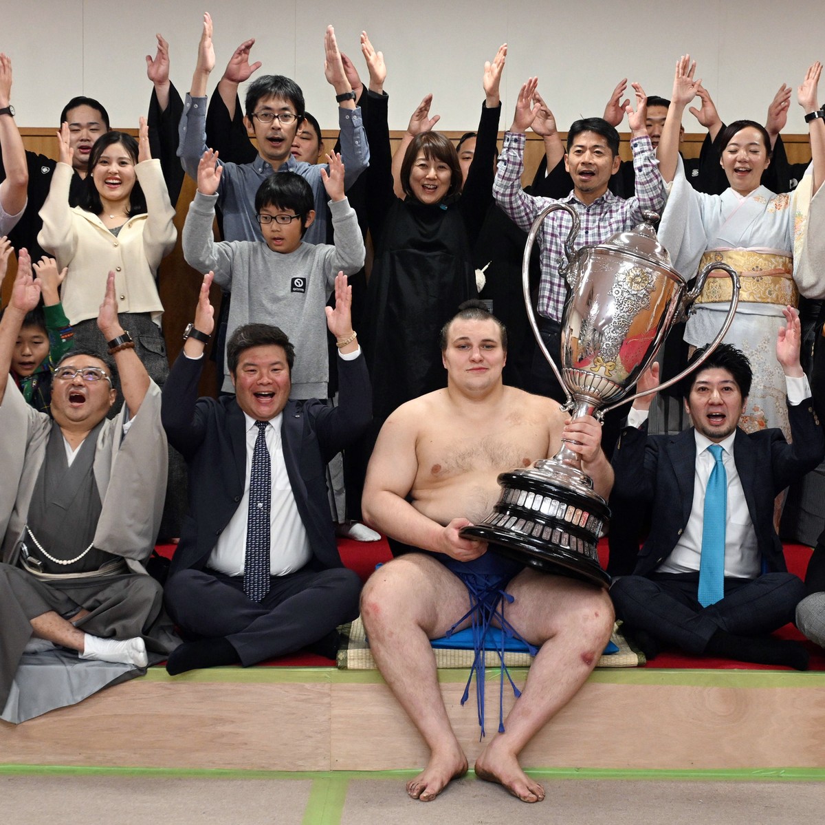epa12544090 Ukrainian sumo wrestler Aonishiki (C) poses after he won the Kyushu Grand Sumo Tournament in Fukuoka, southwestern Japan, 23 November 2025. Aonishiki became Ukraine's first sumo wrest ...