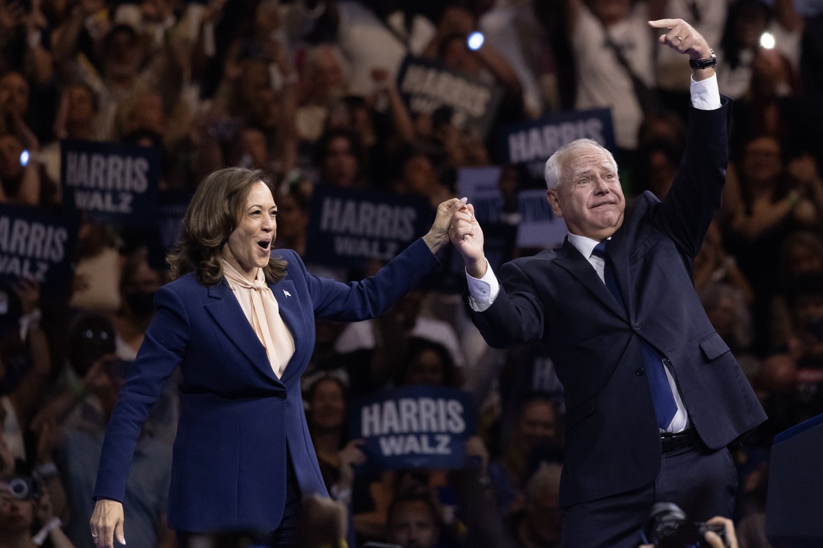 epa11532115 Democratic presidential candidate US Vice President Kamala Harris (L) holds a campaign rally with her new running mate Democratic vice presidential candidate Minnesota Governor Tim Walz (R ...