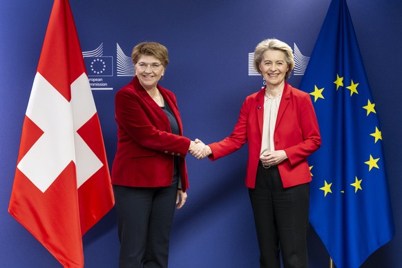 Bundespraesidentin Viola Amherd, links, wird von Ursula von der Leyen, EU-Kommissionspraesidentin begruesst, am Montag, 18. Maerz 2024 in Bruessel, Belgien. Der Besuch der Bundespraesidentin markiert  ...