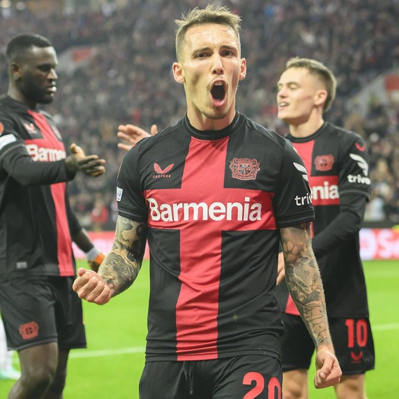 Jubel Alejandro GRIMALDO LEV nach seinem Tor zum 2:1, hinten v.l. Victor BONIFACE LEV und Florian WIRTZ LEV, Fussball Europa League, Gruppenphase, 3. Spieltag, Bayer 04 Leverkusen LEV - Qarabag Agdam, ...