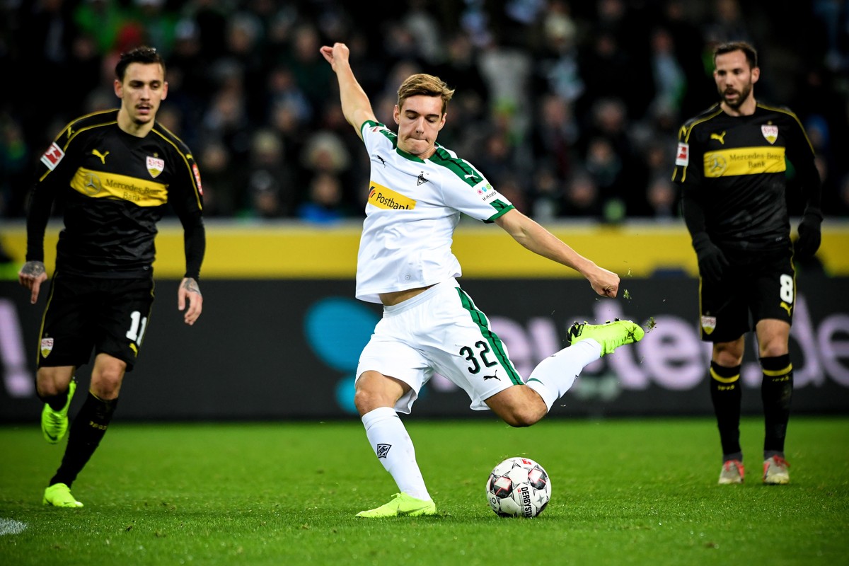 epa07220547 Moenchengladbach's Florian Neuhaus (C) in action during the German Bundesliga soccer match between Borussia Moenchengladbach and VfB Stuttgart in Moenchengladbach, Germany, 09 Decembe ...
