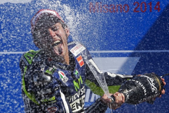 Hat mit dem Fall rein gar nichts zu tun: Der italienische Rennfahrer&nbsp;Valentino Rossi nimmt eine Sektdusche. Es könnte sich aber auch um eine Champagnerdusche handeln. Man weiss es nicht.