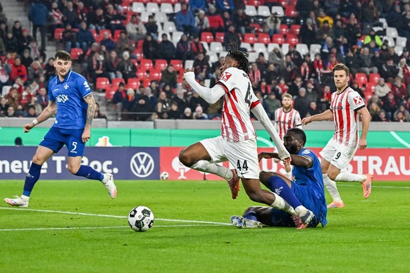 Patric Pfeiffer SV Darmstadt 98, 06 foult Johan Manzambi SC Freiburg, 44 im Strafraum GER, SC Freiburg - SV Darmstadt 98, Fussball, DFB Pokal, Achtelfinale, Spielzeit 2025/2026, 03.12.2025 DFB REGULAT ...