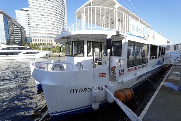 epa10256227 The HydroBingo, the world?s first hydrogen-powered ferry, berthed at Hinode boat terminal in Tokyo, Japan, 20 October 2022 (issued 21 October 2022). The HydroBingo is equipped with two hyd ...
