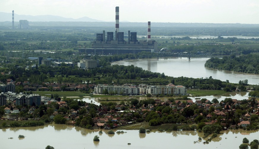 Die überflutete Belgrader Vorstadt Obrenovac mit dem bedrohten Wärmekraftwerk im Hintergrund.