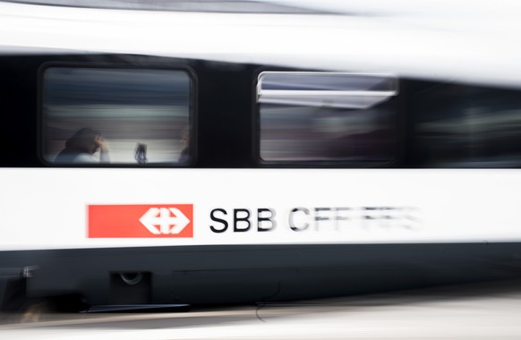 ZU DEN JAHRESZAHLEN 2016 DER SBB, AM DIENSTAG, 21. MAERZ 2017, ERHALTEN SIE FOLGENDE ARCHIVBILDER ---- Pendler im Zug anlaesslich einer Medienkonferenz zum Thema &quot;SBB Strategie 2020 und aktuelle  ...