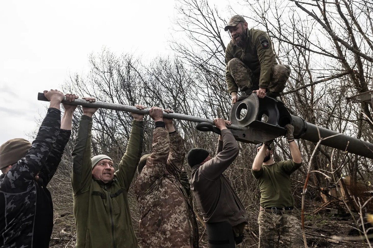 Des soldats ukrainiens relarguant des canons, près de Bakhmout, dans l'est de l'Ukraine, le 5 avril 2023.