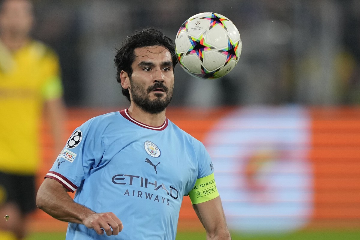 Manchester City's Ilkay Gundogan eyes the ball during the Champions League Group G soccer match between Borussia Dortmund and Manchester City in Dortmund, Germany, Tuesday, Oct. 25, 2022. (AP Pho ...
