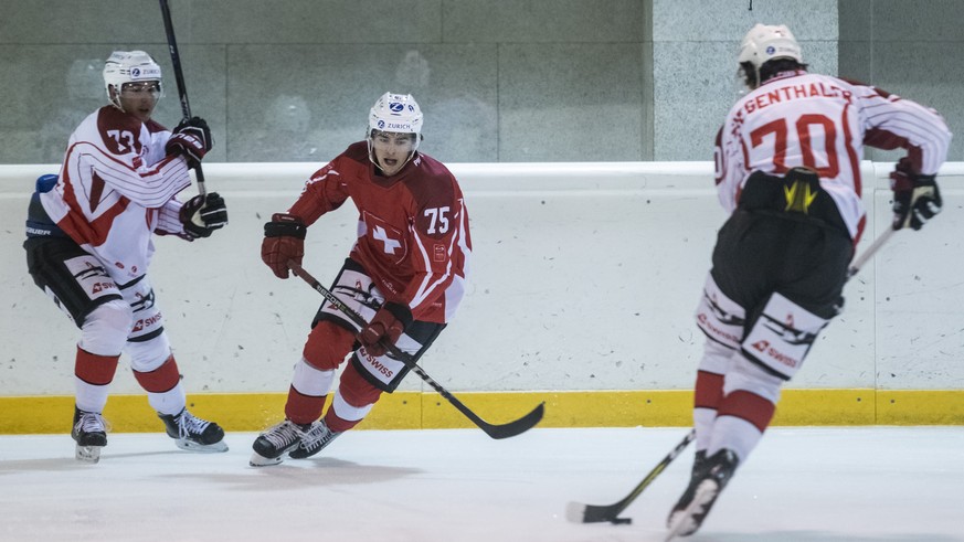 Nico Hischier, Mitte, gegen Roger Karrer, links und Jonas Siegenthaler, rechts, waehrend des Prospect Camp der Eishockey Schweizer Nationalmannschaft, in der Postfinance-Arena in Bern, am Donnerstag,  ...