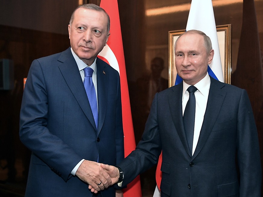 Der türkische Präsident Recep Tayyip Erdogan (links) und der russische Präsident Wladimir Putin werden sich am Donnerstag treffen, um über den Syrien-Konflikt und die Flüchtlingsströme zu beraten. (Ar ...