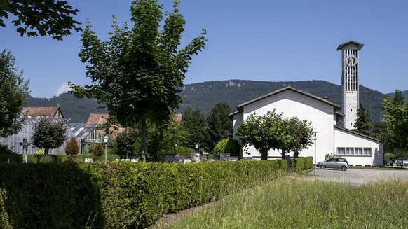 Die Kirche in Haerkingen SO, aufgenommen am Freitag, 24. Juni 206. Auf dem Parkplatz neben der Kirche wurde das Fahrrad des vermissten Paul aus Gunzgen gefunden. Der 12-jaehrige Knabe Paul ist seit Sa ...