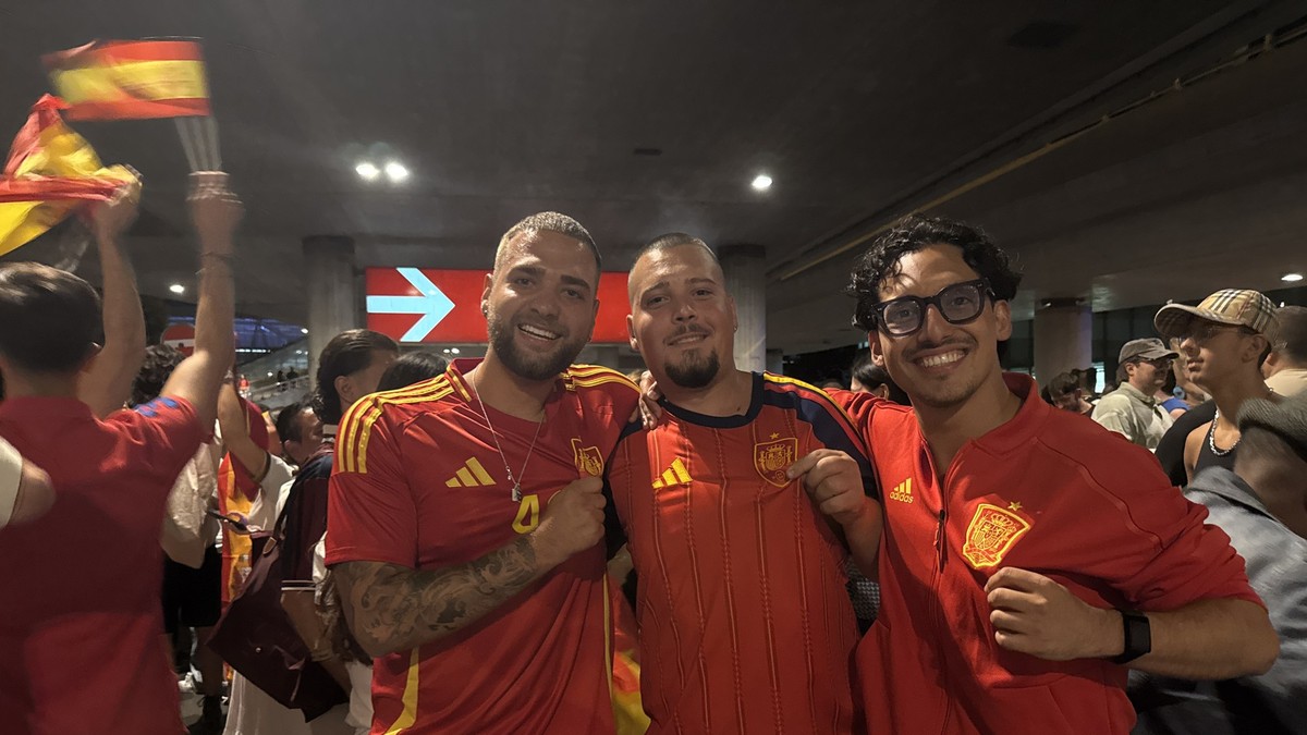 -D-nde-est-Leo-Messi-So-feiern-die-spanischen-Fans-den-Weltmeistertitel-in-Z-rich